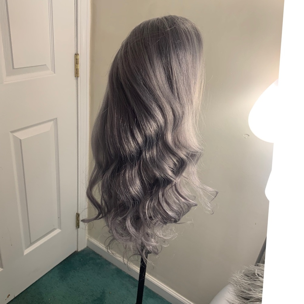 Grey wavy bob human